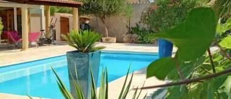 La piscine dans un cadre de verdure, ombrage de l'après-midi.