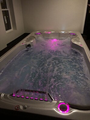 Indoor spa tub