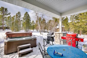 Patio | Hot Tub | 2 Gas Grills (Propane Provided)