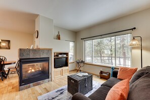 Living Room | Queen Sleeper Sofa | 1st Floor | Smart TV | Electric Fireplace