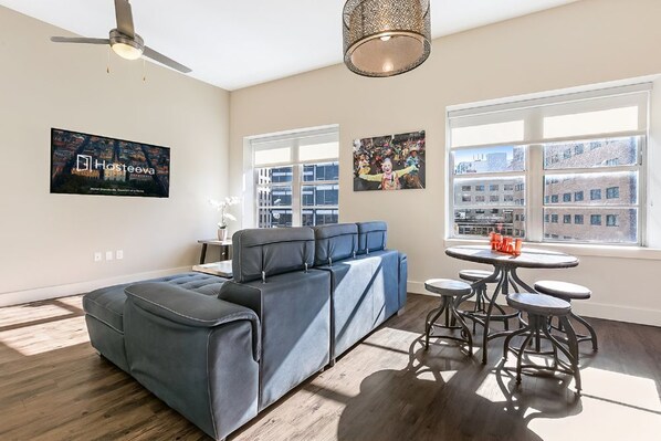 Living room/dining area