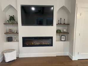 Flatscreen TV/Fireplace in living room