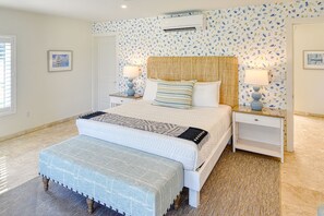 Main bedroom with king bed and en-suite bathroom