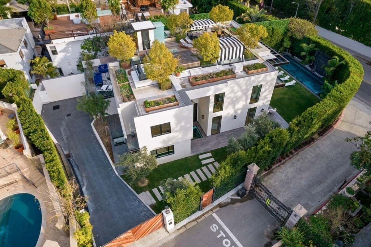 Magnificent new architectural private and gated community in Beverly Hills flats