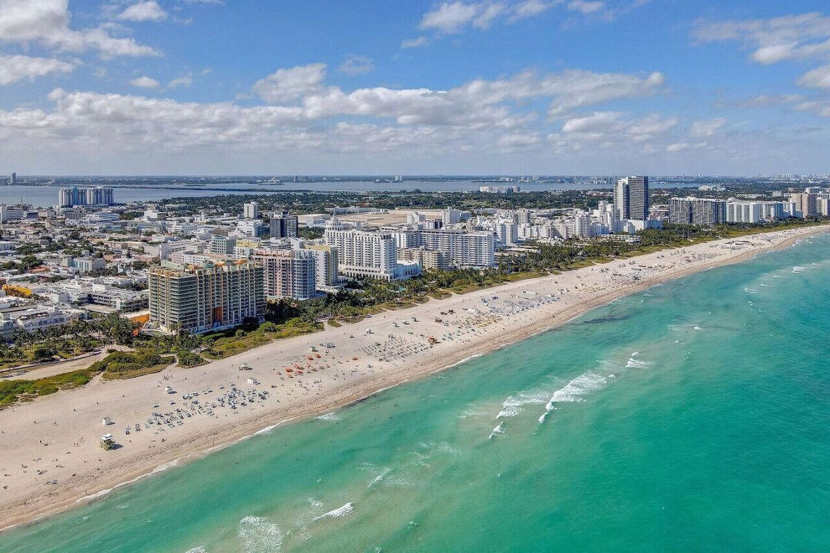 Ocean Drive Deco Apt w/2 Queen Beds, Steps 2 Beach