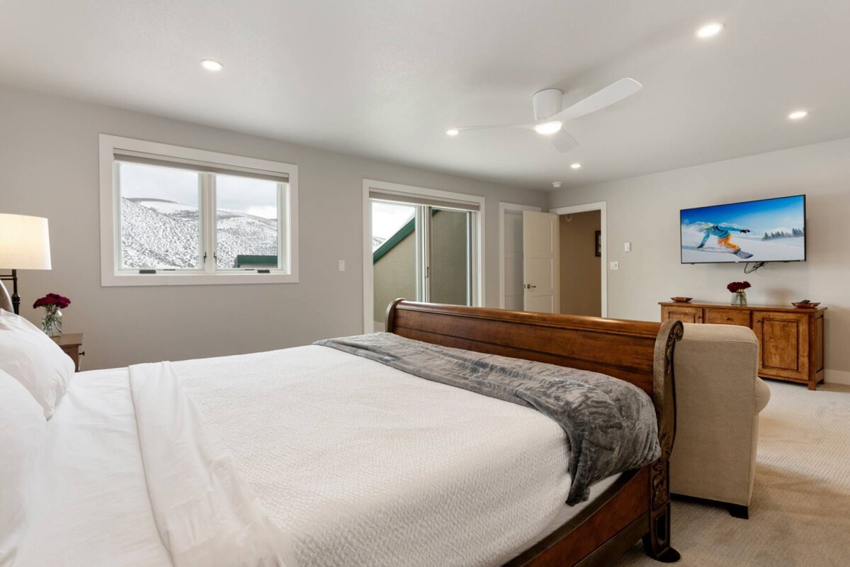 Treat Yourself to a Perfect Summer Trip in Our Beautifully Renovated Penthouse!