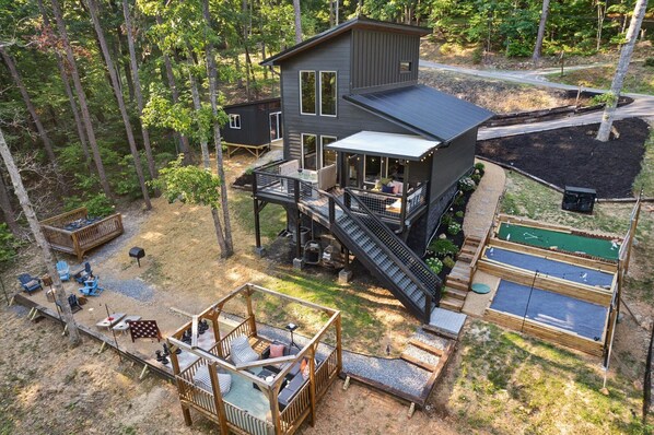 Welcome to your next luxury cabin retreat! Fitted with everything you need for an amazing experience from start to finish of your stay. Game room, hot tub, fire pit, patio, 2 decks, mini golf, arcade games, BBQ & ½ acre of private space just for you