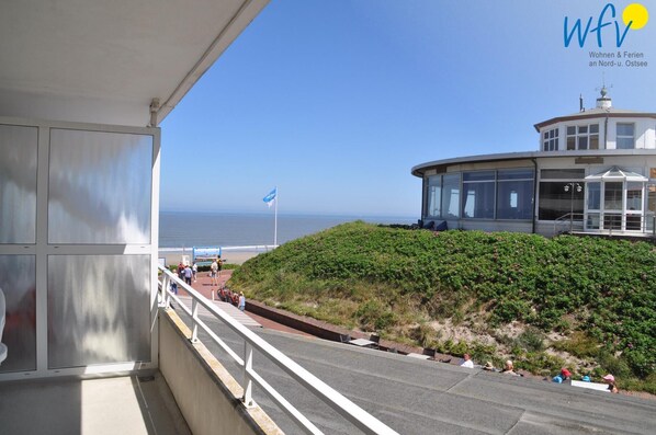 Balkon mit Blick aufs Meer