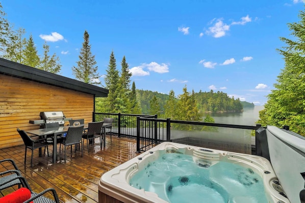 Outdoor spa tub