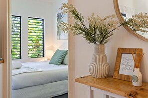 11 On The Reef: bedroom elevated in the palms