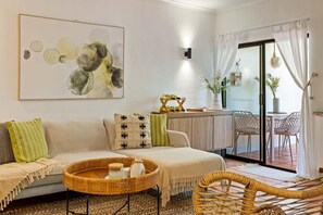 11 On The Reef: luxury living room