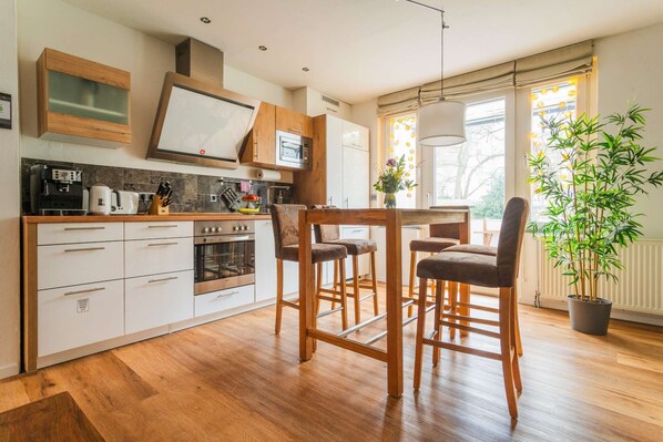 Eat-in kitchen