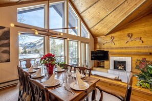 Dinning Table with the View