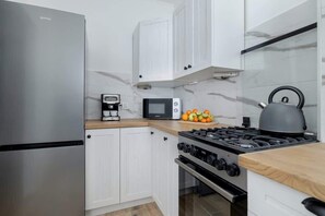 The kitchen is equipped with kitchen utensils and a dishwasher.