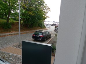 Ausblick auf Parkanlage "Kapitänshaus" und Hafen