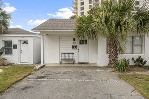 1-web-or-mls-812-young-st-cowboy