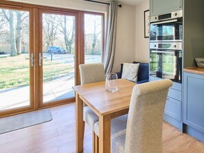 Cobnut Barn, Bonnington - Host & Stay