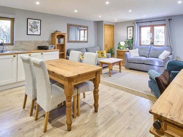 Orchard Barn, Bonnington - Host & Stay
