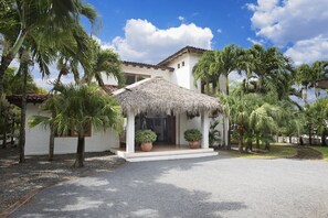 Beach Colonial Style - Entrance