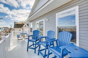 Deck | Outdoor Dining Area | 0.3 Mi to Beach