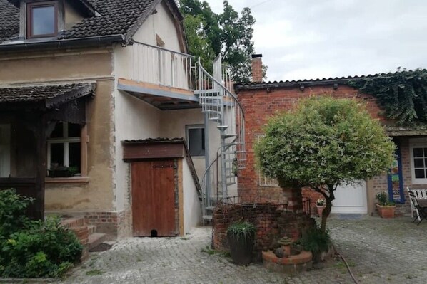 Wendeltreppe zum Eingang der Unterkunft