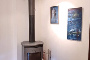 Kamin mit Kunst