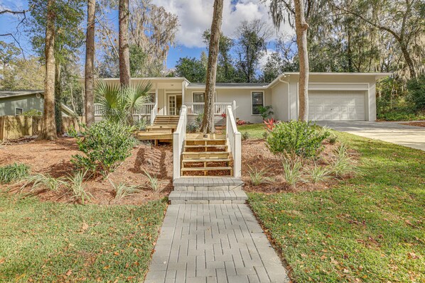 Gainesville Vacation Rental | 4BR | 2BA | 5 Steps Required | 1,439 Sq Ft