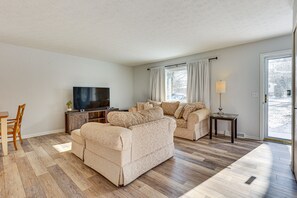 Living Room | Flat-Screen TV | Central Air Conditioning/Heat | 2nd Floor