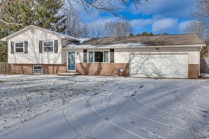 House Exterior | Sunroom | Fenced Backyard | Fire Pit (BYOW)