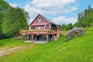 Cabin Exterior | Driveway Parking (4 Vehicles) | RV/Trailer Parking