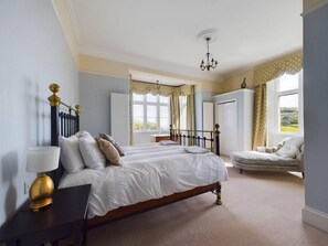 Bedroom with En-suite + seaview 
