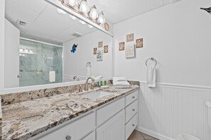 Primary Bathroom with Tub/Shower Combo