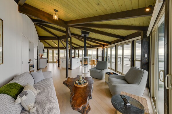 Manchester Vacation Rental | 3BR | 2BA | 1,600 Sq Ft | Step-Free Access