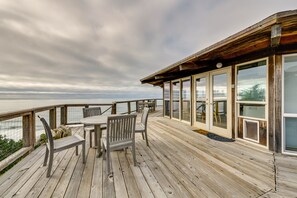 Wraparound Deck | Single-Story Home