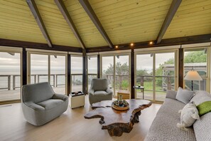 Living Room | Smart TV | Central Heating | Gas Fireplace | Panoramic Views