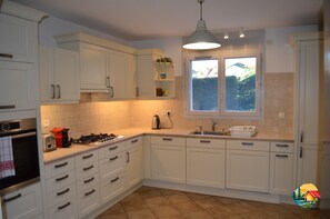 Full kitchen