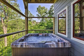Hot tub on the bottom deck!