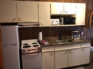 Hugel Haus 4 - Full Kitchen with Stove, Refrigerator, Microwave, and Coffee Pot