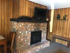 Hugel 6 - Gas Fireplace, Cable TV, Wireless Internet