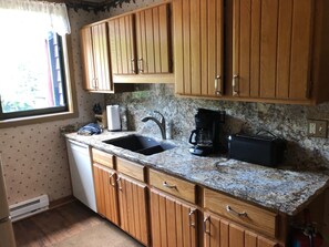 Family Times 2 - Full Kitchen with Refrigerator, Dishwasher, Stove, Microwave, Granite Counter Tops and Coffee Pot