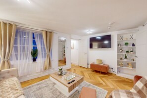 Living Room / Lounge