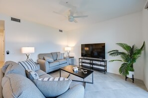 Living Room | Free WiFi | Smart TV | Central Heating & A/C | Queen Sleeper Sofa