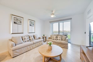 Living Room | Free WiFi | Smart TV | Central Heating & A/C | Queen Sleeper Sofa