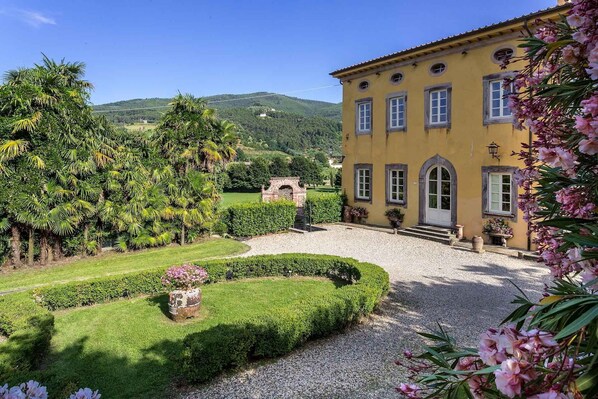 Amenities, Balcony / Terrace / Patio, Building Exterior, Facilities, Garden, Hot Tub, Pool, Spring, Summer