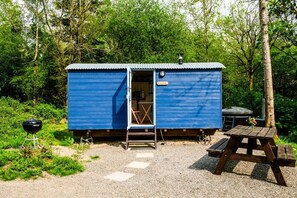 With Private Hot Tub, BBQ and Picnic Table