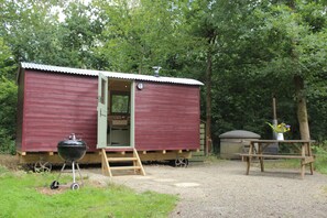 Hut, wood-fired hot tub, picnic bench and BBQ