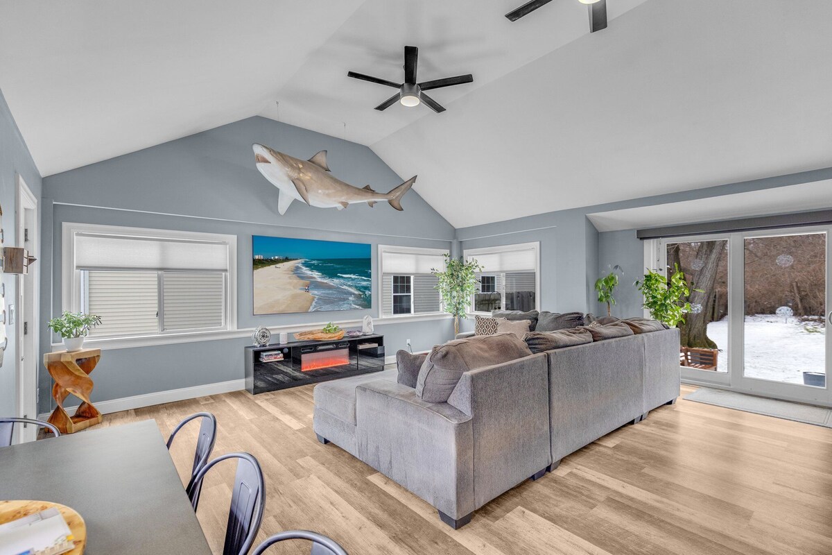 Fully Updated Home near Wildemere Beach, Walk to Water, Pet Friendly