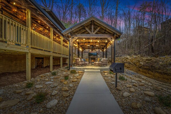 Pavilion w/woodburning fireplace and Roku TV
