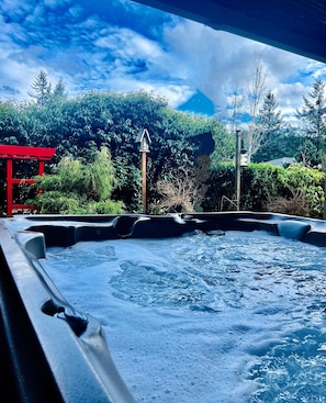 Hot tub spa, seating 6 to 8 people comfortably in a peaceful, relaxing setting. 
