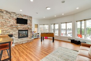 Game Room | Foosball Table | Fireplace | Lake View | Smart TV | Pack 'n Play